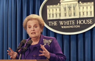 އެމެރިކާގެ ފުރަތަމަ އަންހެން ހާރިޖީ ވަޒީރު މެޑެލިން އޯލްބްރައިޓް އަވަހާރަވެއްޖެ