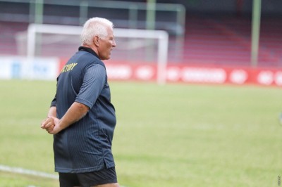 ކިސް ބޭނުންވަނީ އިންސާފުވެރި ރެފްރީން!