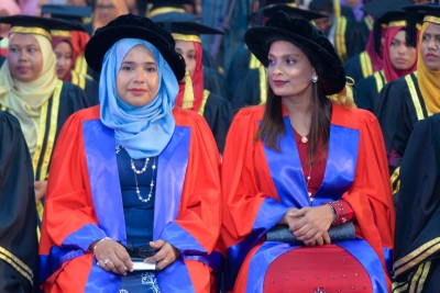 ގައުމީ ޔުނިވާސިޓީން ޕީއެޗްޑީ ހާސިލްކުރި ފުރަތަމަ ދެ ދަރިވަރުންނަށް ސުނީނާ އާއި އައިޝަތު އަލީ