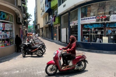 ފުރަތަމަ ދުވަހުވެސް މަގުތަކުން އެނގުންވި!