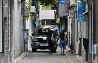 ނަޝީދުގެ ސެކިއުރިޓީ އަށް މުޅި މަގު ބްލޮކް ކުރާތީ އާންމުންގެ ޝަކުވާ ބޮޑު!