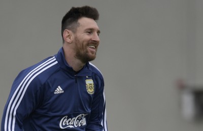 ހަމައެކަނި މެސީ އަށް ޕްރެޝަރުކުރުމަކީ ގޯހެއް: އަގުއޭރޯ