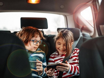 ހަ އަހަރުން ދަށުގެ 25 ޕަސެންޓު ކުދިން ހަފްތާއަކު 21 ގަޑިއިރު ސްމާޓު ފޯނު ބޭނުންކުރޭ!