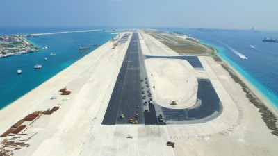 ވީއައިއޭގައި އަލަށް އަޅާ ރަންވޭގެ އުތުރުގައި ފުރަތަމަ ތާރު ފަށަލަ އަޅައި ނިންމާލައިފި