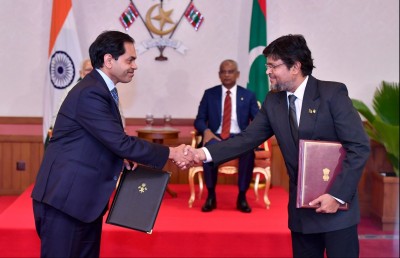 އިންޑިޔާގެ އެހީގައި ކަސްޓަމްސްގެ މުވައްޒަފުން ތަމްރީނު ކުރަނީ