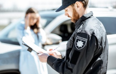 މަގުމަތީ އުޅޭ ވަރަށް ވުރެ ރީތި ކަމަށް ބުނެ އުރުގުއޭ ފުލުހަކު ދިން ޗިޓެއްގެ މައްސަލަ ބަލަނީ