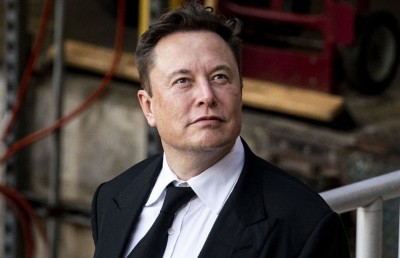 މިލްކުގައި 700 ބިލިއަން ޑޮލަރު ހުރި ފުރަތަމަ މީހަކަށް އީލޮން މަސްކް