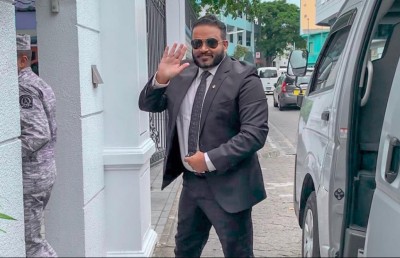 އަދީބު ރާއްޖެ އިން ބޭރަށް ފުރުވާލާތީ މަޖިލީހަށް ކުއްލި މައްސަލައެއް