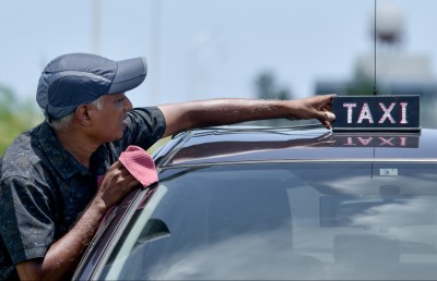 ޕްރޮޑިއުސަރު މުޖޫއަކީ މިހާރު ގަދަ ޓެކްސީ ޑްރައިވަރެއް!