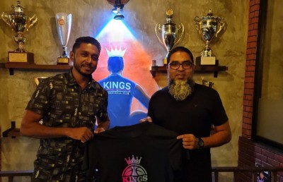 ސްޓިންގާސްގެ ބޮމްބެ ވެސް ކިންގްސް އަށް ސޮއިކޮށްފި