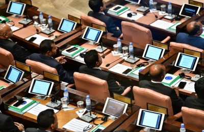 އެއް އަހަރުގެ ކުދިން ސްކޫލަށް ވެއްދުން ރަނގަޅެއް ނޫން: މެމްބަރުން