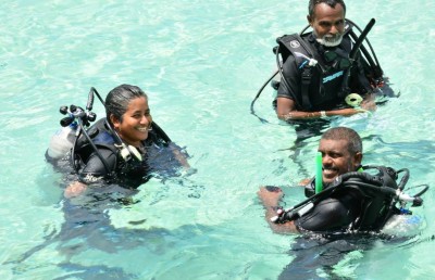 ކަނޑުގެ ދިރުންތައް ހިމާޔަތްކުރަން ނުކުތް ޑޮކްޓަރު!