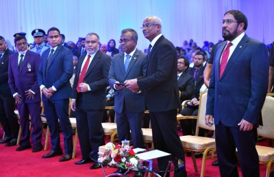 ބޮޑު ކޯޅުމެއްގެ ތެރެއިން ބޮޑު ބަދަލަކާ ދިމާއަށް