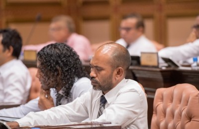 ދެ ޔުނިވަސިޓީ އެއްކޮށްލަން މަޖިލިހުގެ ގިނަ މެމްބަރުން ގޮވާލައްވައިފި