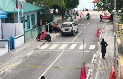 އަންހެނެއްގެ އަތުގައި ދަތްއަޅައި އިނގިލި ބުރިކޮށްލި ފިރިހެނަކު ކޯޓުގެ ހުރުމަތް ކަނޑައިގެން ޖަލަށް!