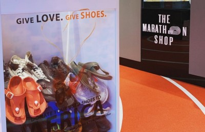 މެރެތަން ޝޮޕަށް ބޫޓެއް ހަދިޔާކޮށްގެން، އުފާވެރިކަން!