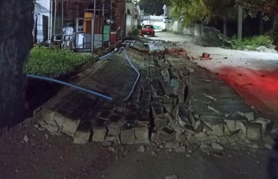 އައްޑޫގައި މަގުތައް ހަދަން ކޮންނައިރު ބައެއް ގޭގޭގެ ފާރު ވެއްޓެނީ!