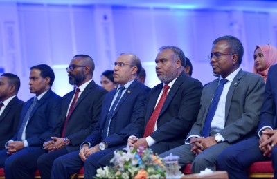 މިއުޅެނީ ވަކި ބަޔަކަށް ފަނޑިޔާރުކަން ދޭކަށް ނޫން: އާޒިމް