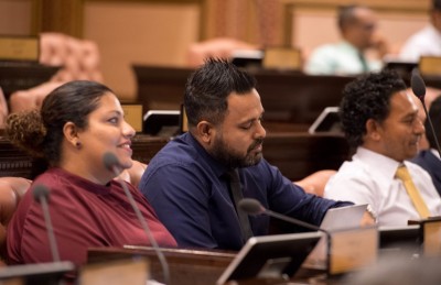 މިއުޅެނީ ވަކި ބަޔަކަށް ފަނޑިޔާރުކަން ދޭކަށް ނޫން: އާޒިމް