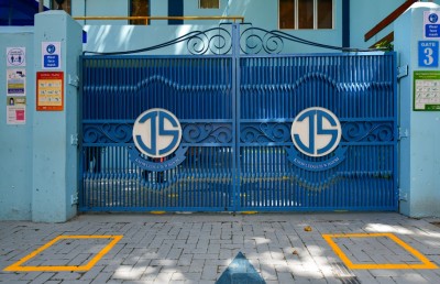 ޕްރިންސިޕަލަށް ހަމަލަދޭން އުޅުނު މީހާ ހަޅޭއްލަވަން ފެށުމުން ކުލާސްތަކުގެ ދޮރުތައް ތަޅުލި