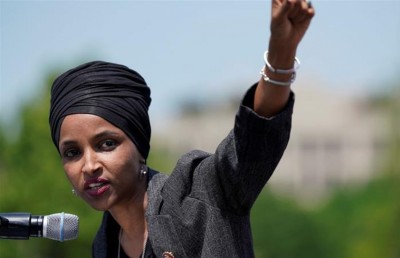 ޓްރަމްޕާ ދެކޮޅަށް ތެދުވާނެ ކަމަށް މުސްލިމް އަންހެން މެންބަރު ވިދާޅުވެއްޖެ