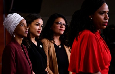 ޓްރަމްޕާ ދެކޮޅަށް ތެދުވާނެ ކަމަށް މުސްލިމް އަންހެން މެންބަރު ވިދާޅުވެއްޖެ