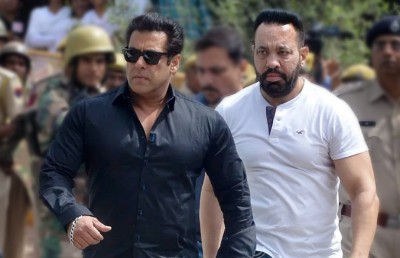 ސަލްމާން ހާން މަރާލަން ބަޑި ހިފައިގެން ގޭދޮށުގައި ތިބި