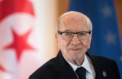 ޓިއުނީޝިއާގެ ފުރަތަމަ ޑިމޮކްރެޓިކް ރައީސް އަވަހާރަވެއްޖެ