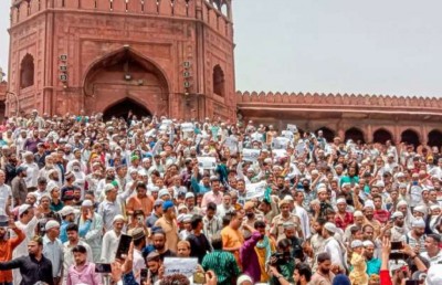 ބީޖޭޕީއާ ދެކޮޅަށް ބޮޑު މުޒާހަރާއެއް ރޭވި ކަމަށް ބުނެ 72 އަހަރުގެ މީހަކު ހައްޔަރުކޮށްފި