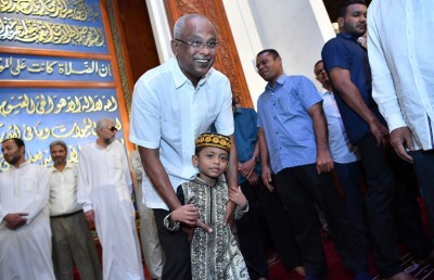 ރައީސާއި ނައިބު ރައީސްގެ އީދު ސަލާމް ކުރެއްވުން މިސްކިތުގައި