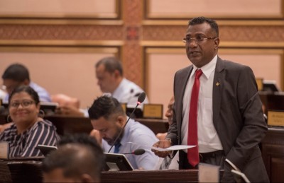 ސްޓިކާ ޖަހަނީ އުނދަގޫވާ ގޮތަށް ޕާކް ކުރުމުން: އައިޝާ