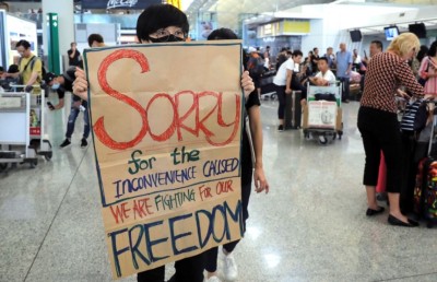 އެއާޕޯޓުގައި މުޒާހަރާ ކުރެވުނީތީވެ މައާފަށް އެދިއްޖެ