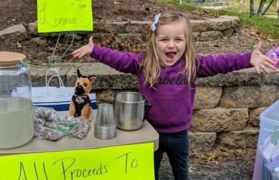 ތިން އަހަރުގެ ކުއްޖަކު ފުލުހުންނަށް އެހީވީ ލެމަނޭޑް ވިއްކައިގެން