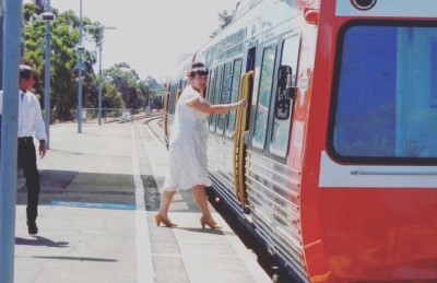 އަބަދު ވެޑިން ޑްރެސް ލައިގެން އުޅޭ މީހެއް