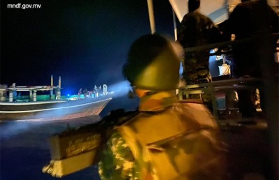 ޑްރަގާ އެކު އަތުލައިގަތް ބޭރުގެ ބޯޓުގައި ކޮން ބައެއްކަން ނޭނގޭ ހަ މީހަކު އެބަތިބި: ފުލުހުން