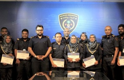 ގަޑި އަށް ފަރުވާތެރި މުވައްޒަފުންގެ އަގު ވަޒަންކުރަން އިމިގްރޭޝަނުން ދެއްކީ ތަފާތު ނަމޫނާއެއް