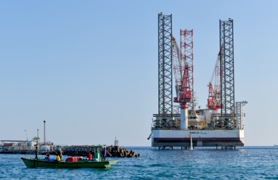 ބްރިޖު ޕްލެޓްފޯމެއް ވިލިމާލެ ފަރަށް އަރައި، ތިން މީހަކަށް އަނިޔާވެއްޖެ