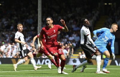 ނޫނޭޒް ބެންޗުން އަރައި ފުލަމް އަތުން ލިވަޕޫލް ސަލާމަތް ކޮށްދީފި