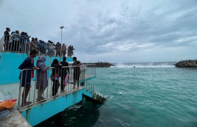 ކަނޑަށް ފުންމާލި މީހަކު ސަލާމަތްކޮށް، ފަރުވާ ދޭން ފަށައިފި