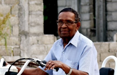 މިނިވަން ދިވެހިރާއްޖޭގެ ފުރަތަމަ ޕާސްޕޯޓް ލިބިވަޑައިގަތް ހުސެން މަނިކު އަވަހާރަވެއްޖެ