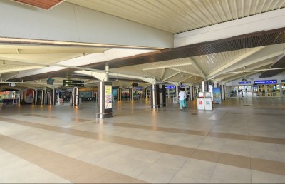 ކޮރޯނާވައިރަހަށް ޕޮޒިޓިވްވި ޖޯލި މޯލްޑިވްސްގެ ބިދޭސީއާ ކޮންޓެކްޓްވި އެއާޕޯޓު މުވައްޒަފެއް ޓެސްޓުކުރަނީ