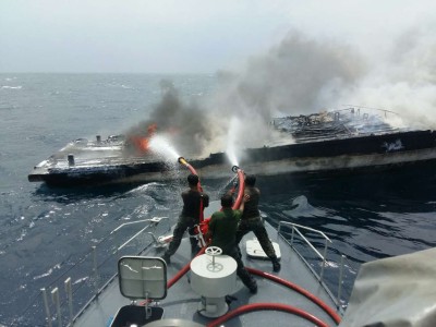 ބޮޑުހިތި ރިސޯޓުގެ ފަޅުތެރޭގައި އޮތް ލޯންޗެއްގައި ރޯވެއްޖެ