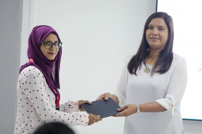 ޓެބްލެޓްތައް ޓީޗަރުންނާ ހަވާލުކުރަން ފަށައިފި