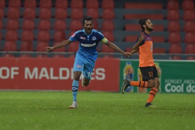 ސެންޓޭގެ ހެޓްރިކާއެކު އީގަލްސް ބަލިކޮށް، ނިއުއިން ލީގު ހޯދުމާ ގާތަށް