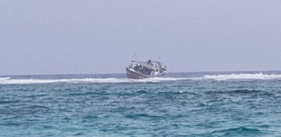 އިންނަފިނޮޅު ފަރަށް އެރި ބޯޓެއްގައި ރޯކޮށްލާފައި ފަޅުވެރިން ކަނޑަށް ފުންމާލައިފި