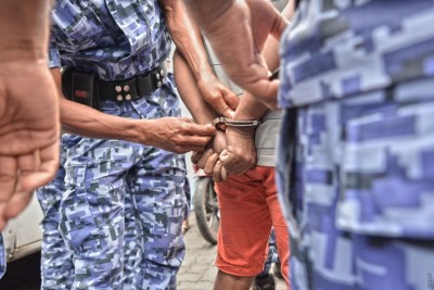 މީހުން ހައްޔަރުކުރާއިރު ފުލުހުން ޔުނީފޯމްގައި ތިބެން ނުޖެހޭ ގޮތަށް އިސްލާހު ހުށަހަޅައިފި