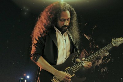 މަޝްހޫރު ގިޓަރިސްޓް ޝަހީދު ލެގަސީ ލަންކާ ޓުއާ އަށް!