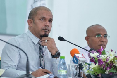 އީސީގެ އޮފިޝަލުން ނޫން މީހުންނަށް ވެސް ވޯޓު ކަރުދާހުގައި ފާހަގަ ޖެހޭނެ: އިލެކްޝަންސް