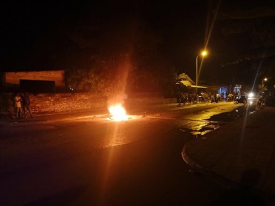 އައްޑޫގައި ދެ މީހެއްގެ ގަޔަށް ވަޅިހެރުމަށްފަހު ސައިކަލެއްގައި ރޯކޮށްލައިފި