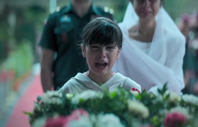 އުމުރުން 38 އަހަރުގެ ކަރަން، 12 އަހަރުގެ ކުއްޖަކާއެކު ލޯބީގެ މަންޒަރަކުން، ފާޑުކިޔަނީ!